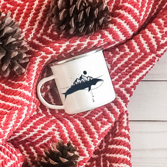 Whale Island - Enamel Mug - Sovende Bjorn
