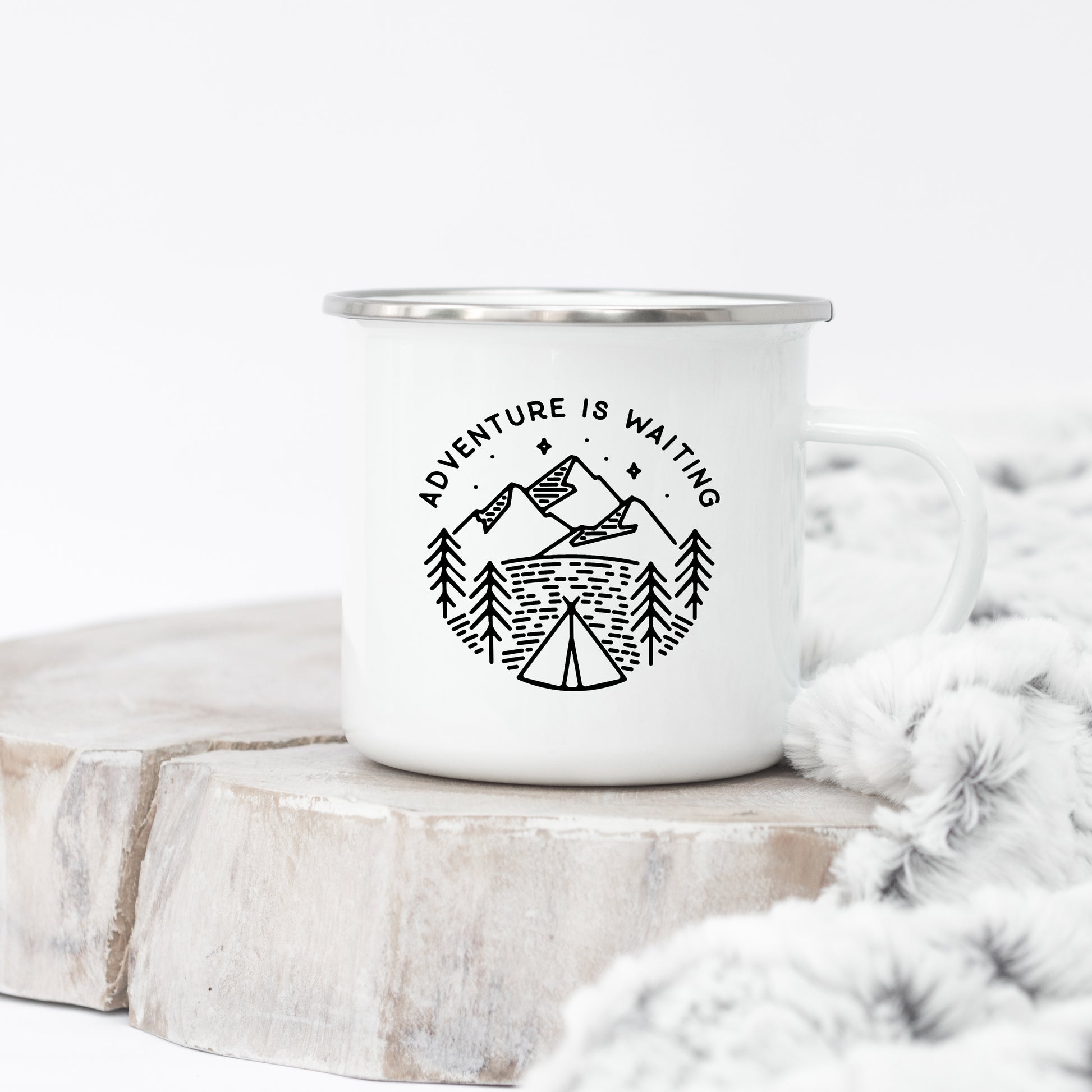 Adventure is Waiting - Enamel Mug - Sovende Bjorn